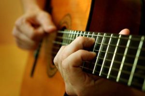 Bí quyết cho người mới học đàn Guitar giảm đau tay 2