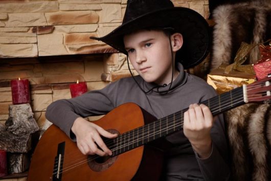 Đàn guitar Avalote Acoustic có dễ chơi không?