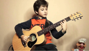 tre bao nhieu tuoi thi co the hoc dan guitar 1